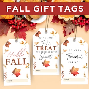 Może przedstawiać: Białe etykiety na prezenty z jesiennymi tekstami i ilustracjami. Etykiety brzmią "Hello FALL", "Fall TREAT" i "So Very Thankful for You". Każda etykieta zawiera jesienny liść.