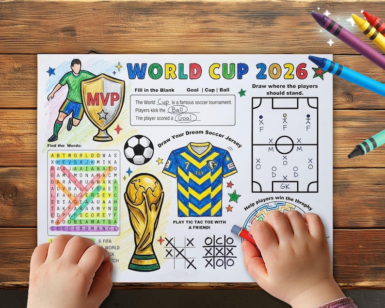 Puede incluir: Una hoja de actividades de la Copa Mundial 2026 con un jugador de f&uacute;tbol, un trofeo, una sopa de letras, una secci&oacute;n para dibujar una camiseta, un juego de tres en raya y un diagrama de campo. La p&aacute;gina incluye texto como World Cup 2026, MVP.