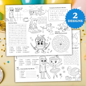 K&ouml;nnte beinhalten: Zwei schwarz-wei&szlig;e Arbeitsbl&auml;tter mit verschiedenen Spielen und R&auml;tseln, darunter Tic-Tac-Toe, Wortsuchr&auml;tsel, Labyrinthe und W&ouml;rter zum Entschl&uuml;sseln. Die Bl&auml;tter zeigen Cartoon-Illustrationen eines Hais, einer Ballerina und einer Kaffeetasse. Der Text "2 DESIGNS" befindet sich in einem blauen Kreis.