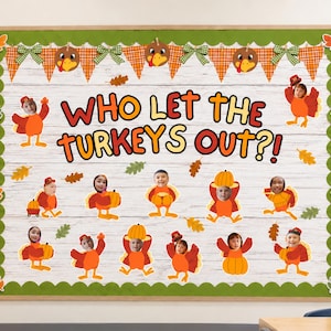 Puede incluir: Un tablón de anuncios con el texto "WHO LET THE TURKEYS OUT?!" en letras naranjas y rojas. El fondo es de madera blanca con un borde festoneado verde, banderines de cuadros naranjas, recortes de pavos y motivos de hojas otoñales.