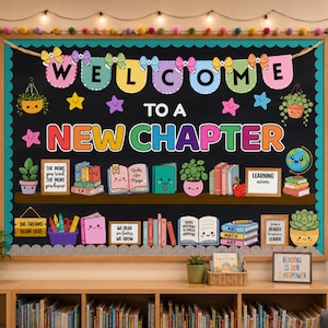 Op de afbeelding: Een prikbordset voor in de klas met een zwarte achtergrond en de kleurrijke tekst WELCOME TO A NEW CHAPTER. De display bevat illustraties van lachende boeken, potplanten, een wereldbol en ingelijste bordjes met motiverende leescitaten.