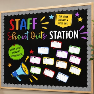 Könnte beinhalten: Eine rechteckige Pinnwand mit hellem Holzrahmen und schwarzem Hintergrund. Der Text lautet STAFF SHOUT OUTS STATION, OUR STAFF DESERVES A SHOUT OUT! und GREAT WORK DESERVES RECOGNITION. Enthält ein blaues Megafon und bunte Sprechblasen.