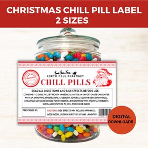 Puede incluir: Una etiqueta de Navidad imprimible para un tarro de caramelos, con el texto "North Pole Pharmacy Chill Pills". La etiqueta incluye instrucciones de uso y efectos secundarios, que incluyen "buen humor, repentino estallido de alegría y risa".