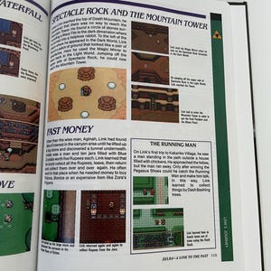 Puede incluir: Una p&aacute;gina de una gu&iacute;a de estrategia de videojuegos para Zelda: A Link to the Past. La p&aacute;gina presenta capturas de pantalla del juego, junto con texto que describe las ubicaciones, los personajes y los consejos de juego del juego. El texto incluye los t&iacute;tulos "Spectacle Rock and the Mountain Tower", "Fast Money", "The Running Man" y "Link's Journey".