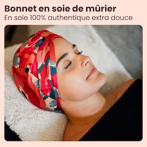 Peut inclure: Une femme portant un bonnet de nuit en soie rouge et blanche à motifs floraux. Le bonnet est en soie de mûrier 100% authentique et est extra doux.