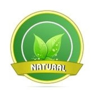 Op de afbeelding: Een cirkelvormig groen en geel embleem met het woord "NATURAL" in het wit. Het embleem toont twee groene bladeren met waterdruppels in een witte cirkel.