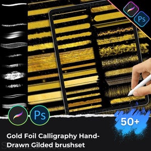 Puede incluir: Una tableta digital muestra trazos de pincel de caligrafía con pan de oro y una variedad de estilos de pincel. La imagen incluye el texto "Gold Foil Calligraphy Hand-Drawn Gilded brushset" y el número "50+". También son visibles los logotipos de Procreate y Photoshop.