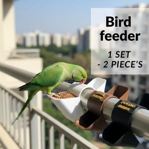 Puede incluir: Un juego de tres tazas de cerámica con acabado mate moteado. Las tazas son de color crema, gris claro y gris oscuro. Cada taza tiene un diseño simple y minimalista.