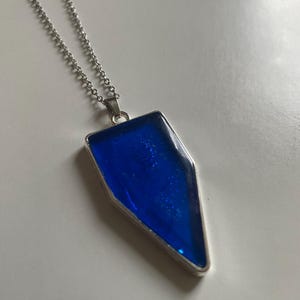 Collar con colgante de resina azul – Joyería geométrica hecha a mano – Cadena de plata – Regalo minimalista moderno para ella o para él