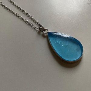 Collar con colgante de resina en forma de lágrima azul claro – Joyería minimalista hecha a mano – Cadena de plata – Regalo elegante para ella o para él