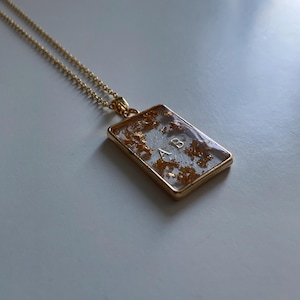 Elegante collar con inicial de hoja de oro – Colgante de resina hecho a mano – Regalo personalizable