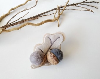 Felted Oak Leaf Pin, Real Acorn Caps Pin, Rustic Collar Accessory, Nature Lover Gift, Nature Inspired Original Gift, Wool Oak Brooch