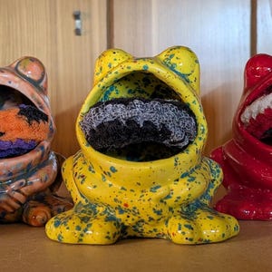 Retro ceramic frog with scrubby image 3