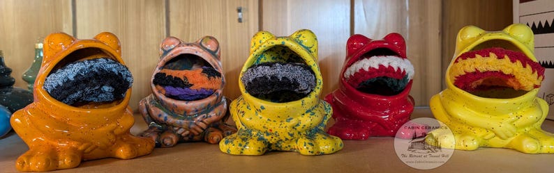 Retro ceramic frog with scrubby image 3