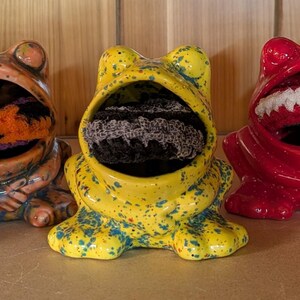 Retro ceramic frog with scrubby image 4