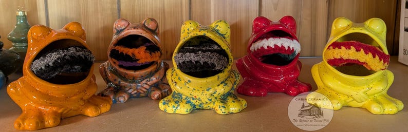 Retro ceramic frog with scrubby image 4
