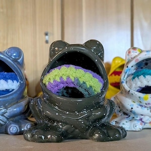 Retro ceramic frog with scrubby image 1
