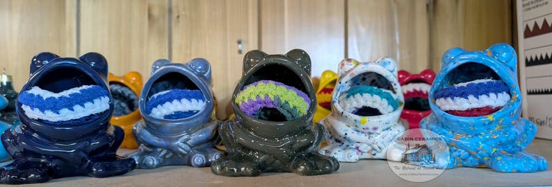 Retro ceramic frog with scrubby image 1