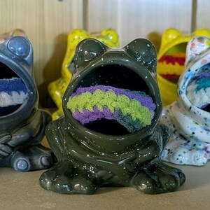 Retro ceramic frog with scrubby image 2