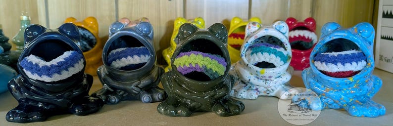 Retro ceramic frog with scrubby image 2