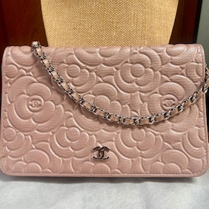 Letzter Preistropfen!  Hellrosa Kamelie Chanel Geldbörse auf einer Kette Crossbody