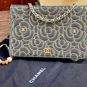 Charcoal Chanel Camellia Brieftasche an einer Kette mit Goldakzenten, authentisch