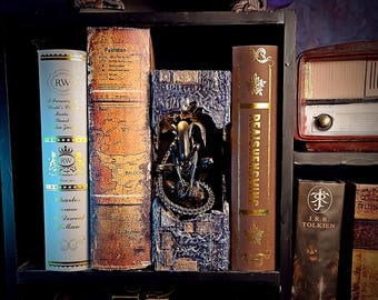 Xenomorph Book Nook with LED Light – Alien Diorama Bookshelf Insert, Handmade Xenomorph Book Nook – Creepy Alien Scene with LED Glow