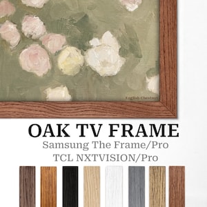 Puede incluir: Marco de TV de roble con una pintura floral. El marco es de color marrón cálido, y la pintura presenta flores blancas y rosas sobre un fondo verde. El texto "English Chestnut" es visible.