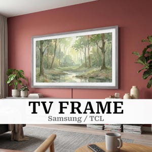 Op de afbeelding: Een rechthoekig tv-frame met een getextureerde grijze houtnerfafwerking rondom een scherm dat een aquarel boslandschap met een beekje weergeeft. Het frame is compatibel met Samsung en TCL televisiemodellen en is aan de muur bevestigd.