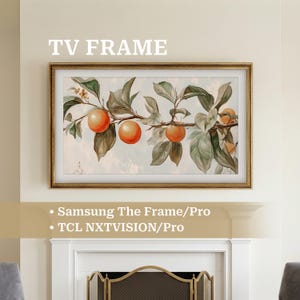 Pode incluir: Uma moldura de TV dourada envolvendo uma tela com uma pintura botânica de laranjas em galhos com folhas verdes. O texto diz: TV FRAME, Samsung The Frame/Pro e TCL NXTVISION/Pro. A moldura apresenta um perfil de design clássico.