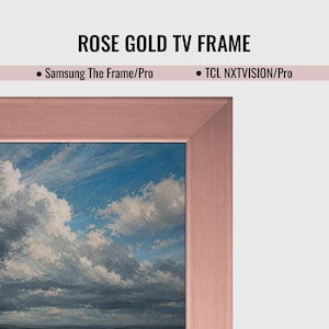 Pode incluir: Uma moldura de TV em ouro rosa com acabamento metálico escovado. O texto ROSE GOLD TV FRAME é exibido acima, com Samsung The Frame/Pro e TCL NXTVISION/Pro listados abaixo. A moldura envolve uma pintura de um céu azul com nuvens.
