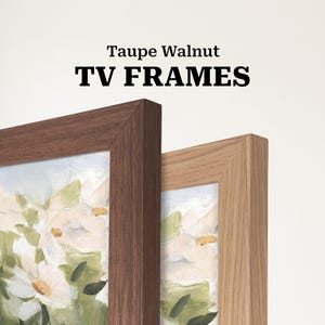 Pode incluir: Duas molduras de TV de madeira, uma em nogueira taupe escura e a outra em um tom de madeira mais claro. As molduras envolvem uma pintura floral com flores brancas e folhas verdes. O texto "Taupe Walnut TV FRAMES" é exibido no topo.