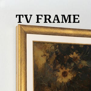 Puede incluir: Un marco de TV dorado con un borde blanco rodea una pintura de girasoles. El texto "TV FRAME" se muestra encima del marco en letras negras. El marco tiene un diseño texturizado y ornamentado.