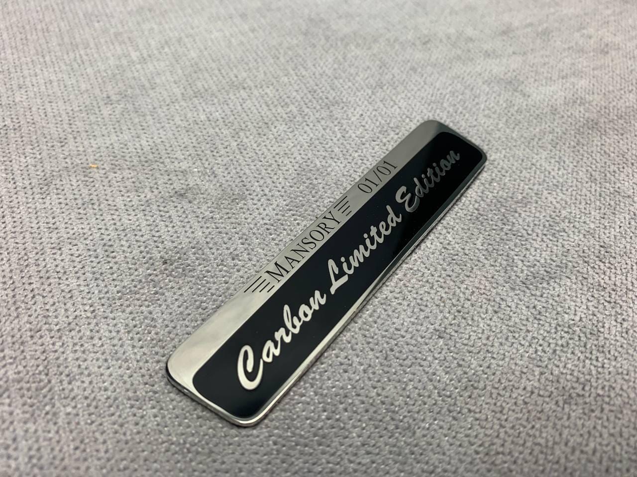 Logo distintivo Garrard personalizzato inciso nero e argento Logo distintivo Garrard personalizzato inciso nero e argento