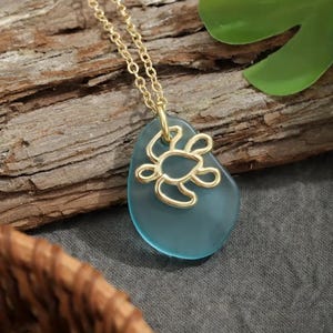 Turtle Hawaiian Style Women&#39;s Pendant Necklace, Sea Glass Material with Copper Accents Ocean-Inspired Fashion Jewelry, Perfect for Vacation
