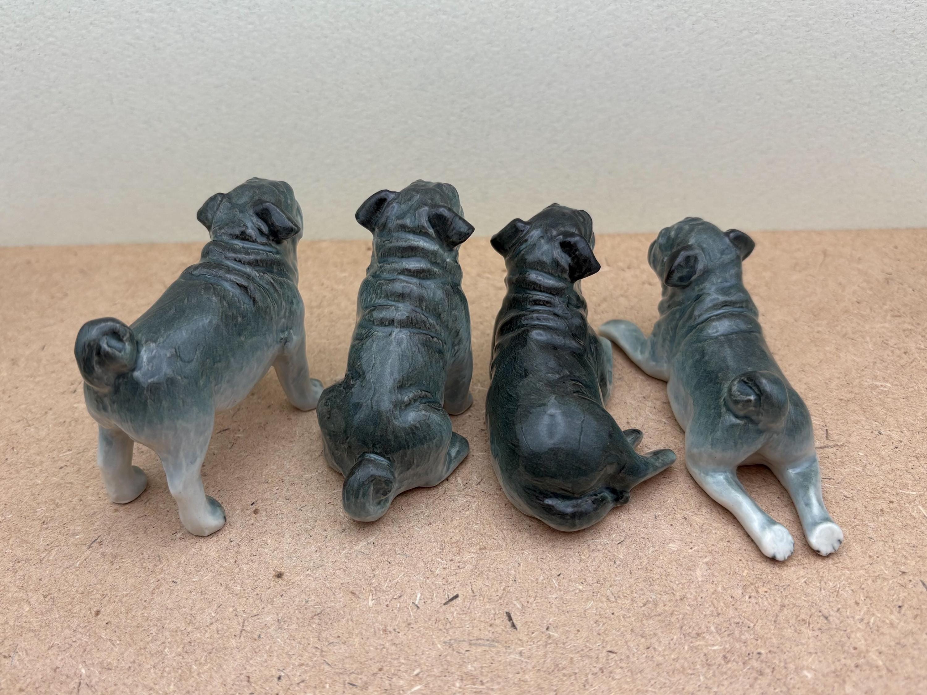 洗練された黒の陶器製パグの置物4体セット - 手描きのミニチュア犬