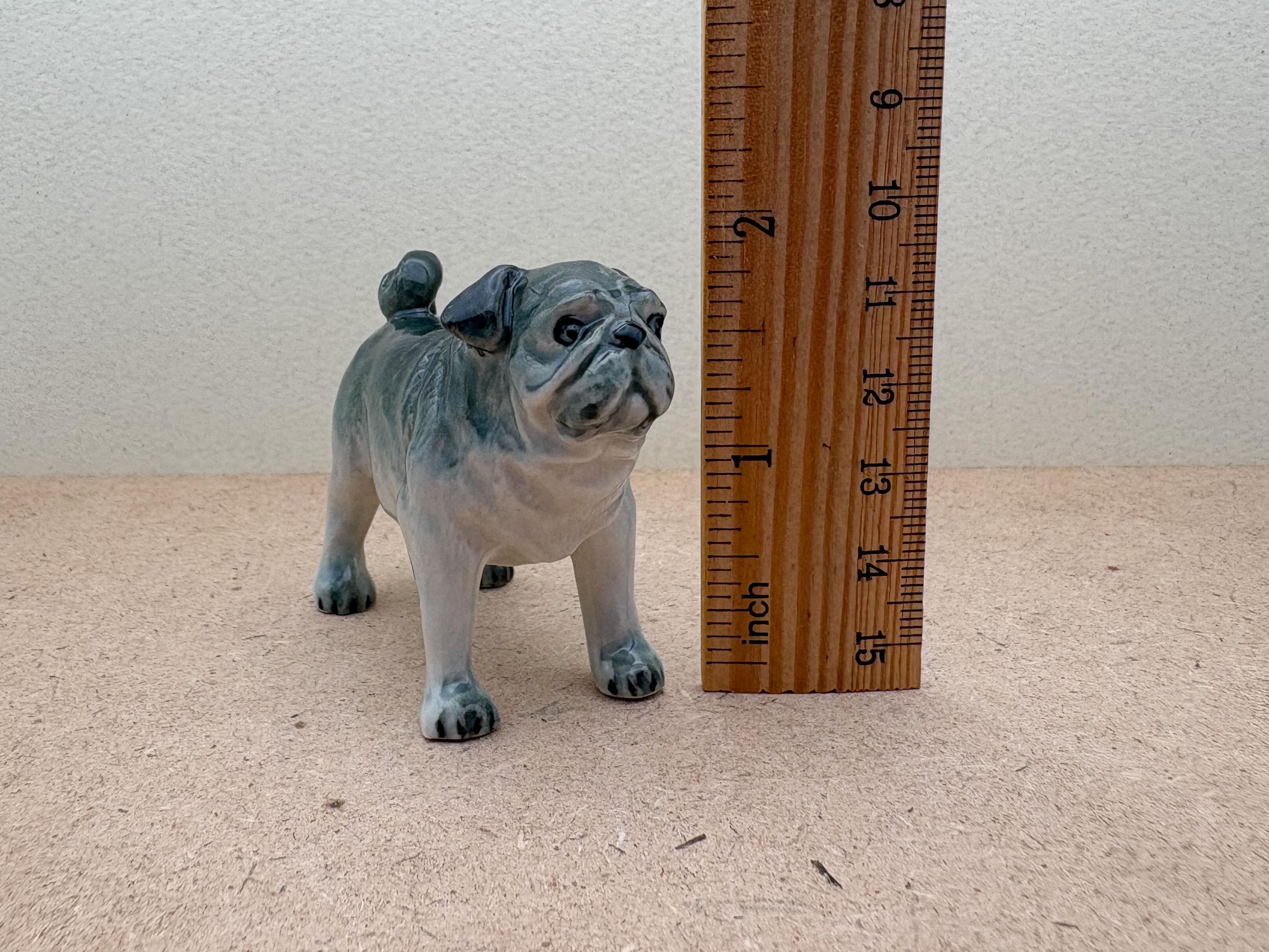 洗練された黒の陶器製パグの置物4体セット - 手描きのミニチュア犬