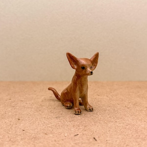 手描きの陶器の茶色のチワワの置物 | 棚用のミニ犬飾り | 愛らしいペット愛好家へのギフト、置物コレクターへのギフト