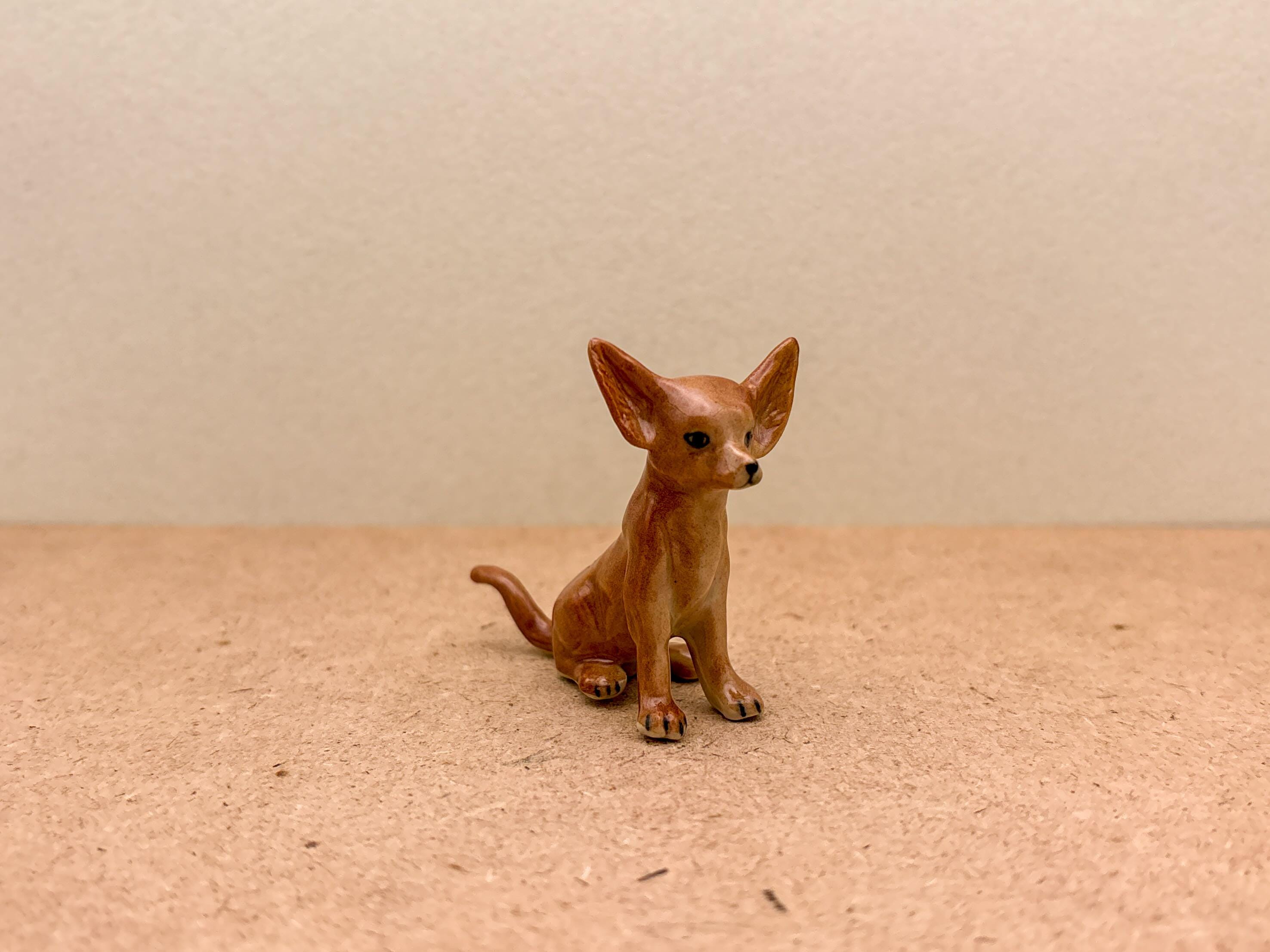 手描きの陶器製チワワの置物：ミニチュア犬好きへのギフト - Etsy 日本
