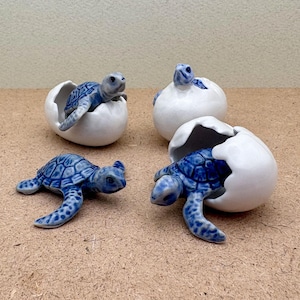 Hand-Painted Ceramic Baby Sea Turtle Figurines – Blue & White Hatchling Set – Coastal Animal Collectible and Nautical Home Decor Gift