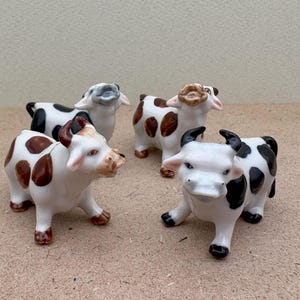 Set of 2 Ceramic Cow Figurines - Charming Hand-Painted Cows for Country Home Rustic Decor, Ideal Collectible Gift for Animal Lovers