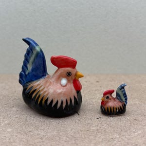 Hand-Painted Ceramic Rooster Figurine Set – Adorable Miniature Chicken Decor for Farmhouse Kitchen or Garden Display, Collectible Gift