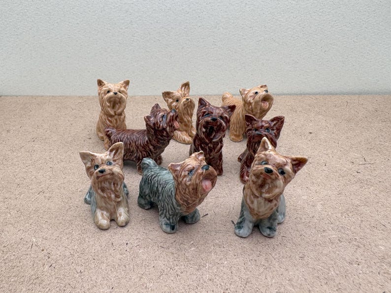 Figuras de Yorkshire Terrier de cerámica pintadas a mano: decoración para mascotas, regalo para amantes de los perros imagen 2
