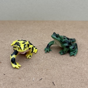 Ceramic Frog Figurine Set - Realistic Frog Décor for Frog Enthusiasts, Collectibles, or Small Home Displays, Charming Gift for Nature Lovers