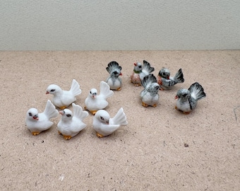 手描きのミニ鳩の置物 - コレクター、ドールハウス、自然をテーマにしたホームアクセントに最適な陶器の鳥セット