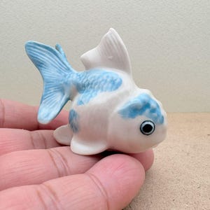 Blau-weiße Goldfisch-Figur • Handbemalte Keramik-Miniatur • Koi Fisch-Dekor