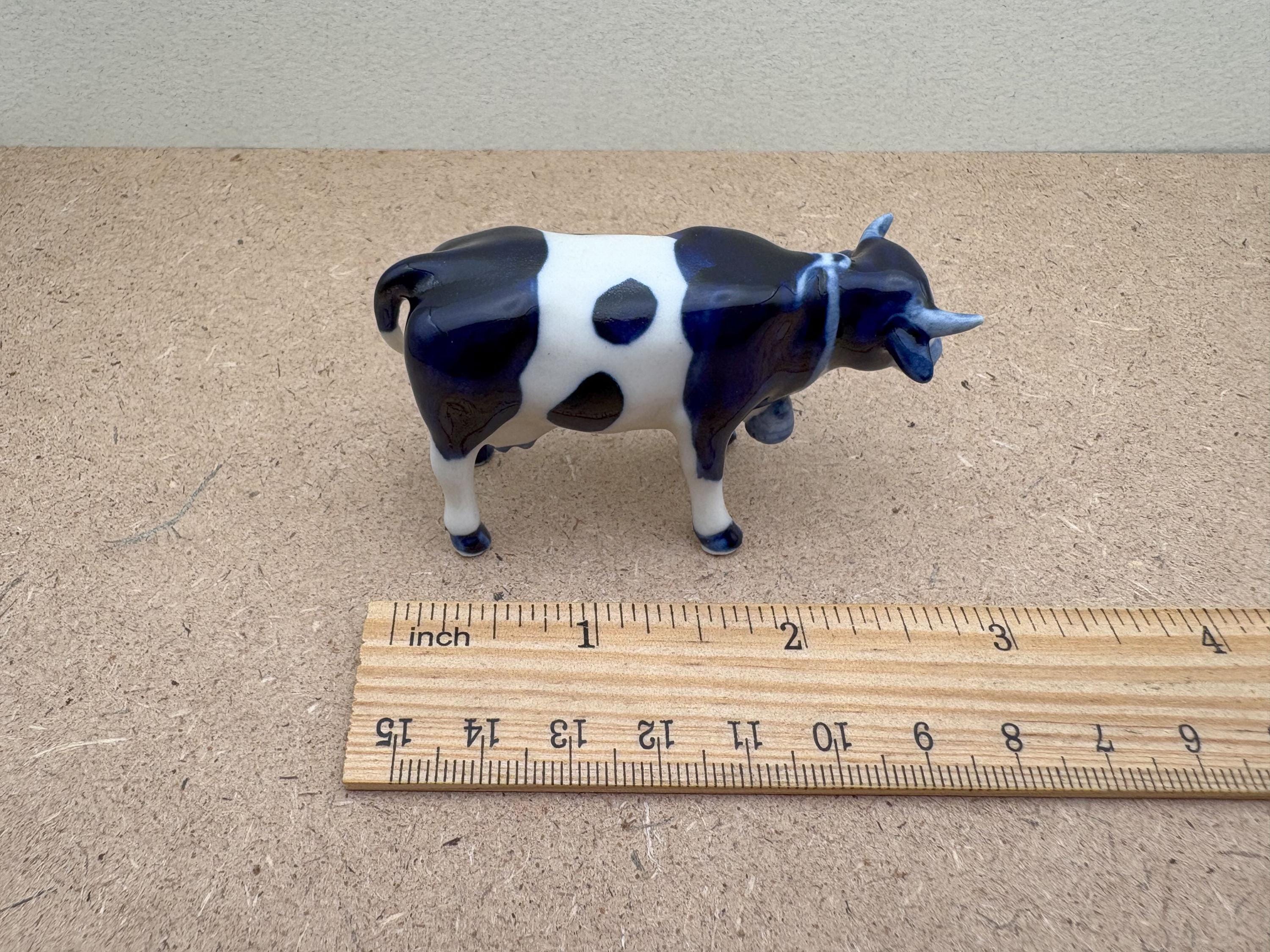 手描きの陶器製牛の置物：青と白の農家風装飾 - Etsy 日本
