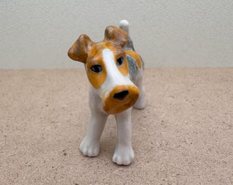 ヴィンテージの茶色と白のエアデールまたはワイヤーフォックス