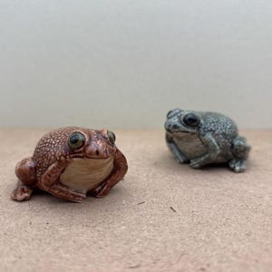 Ceramic Frog Figurine Pair | Nature-Inspired Frog Decor for Animal Figurine Collections | Gift for Amphibian and Frog Enthusiasts