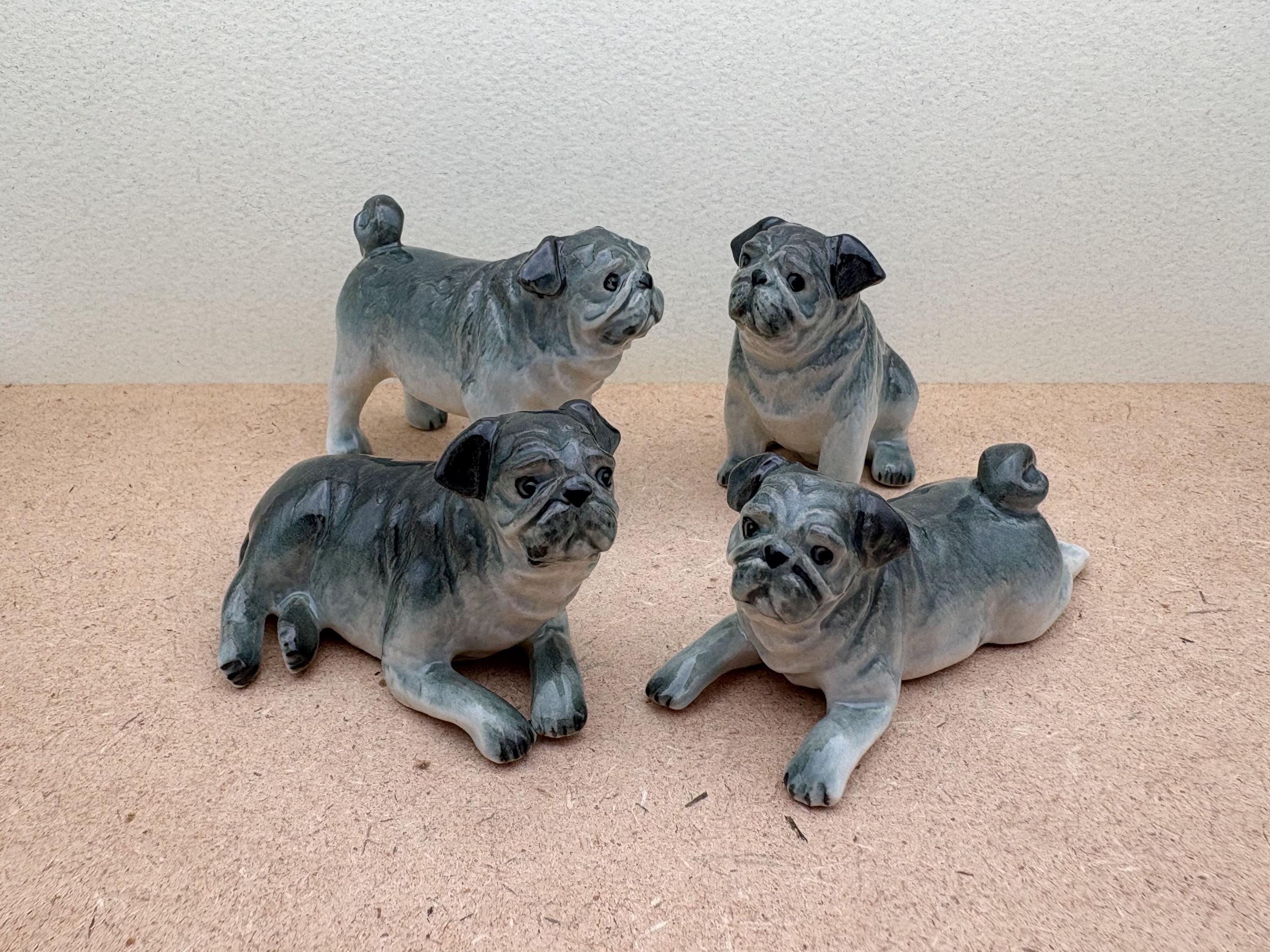 洗練された黒の陶器製パグの置物4体セット - 手描きのミニチュア犬